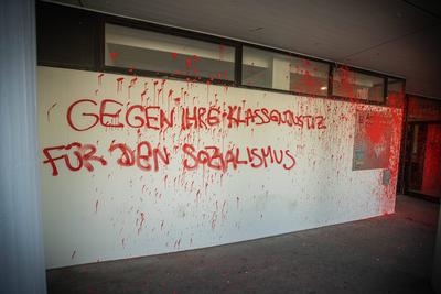 Farbanschlag auf das Amtsgerichtgeb?ude in Cannstatt *** Paint attack on the local court building in Cannstatt Copyright-stock-foto