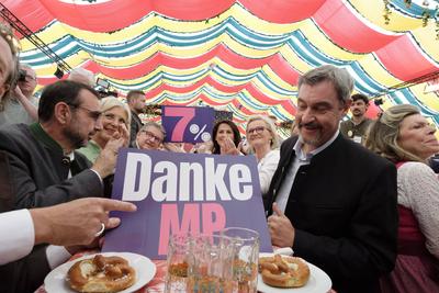 Dr. Markus S?der Danke MP (MinisterPr?sident f?r 7% Mehrwertsteuer - Gastrofr?hling im Hippodrom Festzelt auf dem Fr?hli-stock-foto