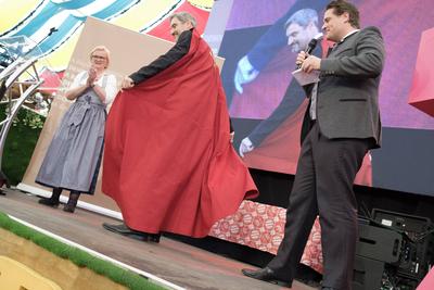 Dr. Markus S?der - 7% Mehrwertsteuer Superman mit Angela Inselkammer und Dr. Thomas Geppert - Gastrofr?hling im Hippodro-stock-foto