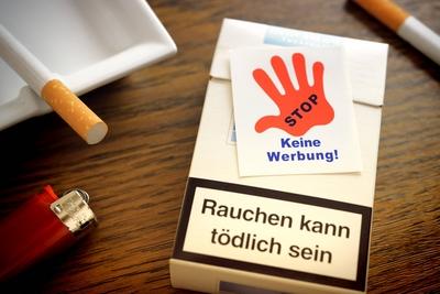 Zigarettenschachtel mit Keine Werbung Aufkleber Werbeverbot f?r Zigaretten-stock-photo
