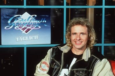 Bildnummer: 56770707  Datum: 01.10.1992  Copyright: imago/teutopressThomas Gottschalk 10/92 teu Mann Fernsehen Film Show Moderation RTL quer Portrait blond Locken Logo Gottschalk Lederjacke leger l?chelnd People A xcb x0x 1992 quer  56770707 Date 01 10 1992 Copyright Imago teutopress Thomas Gottschalk 10 92 TEU Man Television Film Show Moderation RTL horizontal Portrait blond lure emblem Gottschalk Leather jacket casual smiling Celebrities a  x0x 1992 horizontal-stock-foto