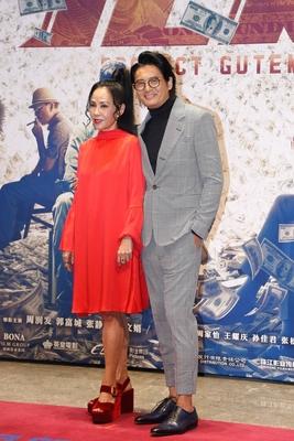 BEIJING CHINA SEPTEMBER 24 Actor Chow Yun fat and his wife Jasmine Tan pose on the red carpet du-stock-foto