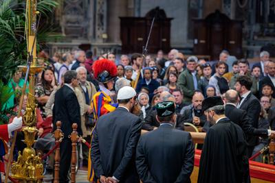 The faithful pay their last respects to the body of Pope Francis displayed in St. Peter's Basilica.-stock-foto