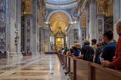 The faithful pay their last respects to the body of Pope Francis displayed in St. Peter's Basilica.-stock-foto
