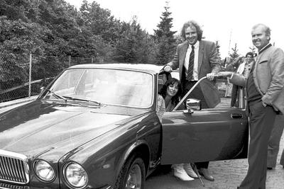 Archiv Thea Thomas Gottschalk Ruediger Czakert Auto Koenig GF Muenchen 1982 Archiv Motive Auto Koenig Auto Praesentatio-stock-photo