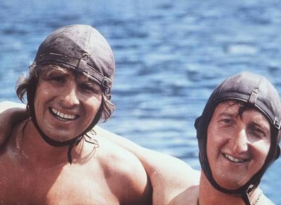 Bildnummer: 54395676  Datum: 21.04.1984  Copyright: imago/United ArchivesZWEI NASEN TANKEN SUPER (1984) Die Freunde Mike (MIKE KR?GER) und Tommy (THOMAS GOTTSCHALK) kommen durch den Gewinn von Motor?dern unwissentlich in den Besitz gestohlener Edelsteine, die sie f?r wertlos halten und an zwei Tramperinnen verschenken. Die beiden machen darauf die Bekanntschaft mit zwei ungem?tlichen Ganoven, die hinter den Steinen her sind... 34639-0-53048 , 03kpaNasen2 People Entertainment  quer  o0 ShootingBildnummer 54395676 Date 21 04 1984 Copyright Imago United Archives Two Noses Refuelling Super 1984 the Friends Mike Mike Kruger and Tommy Thomas Gottschalk come through the Profit from Motorbikes unknowingly in the Owned stolen Precious stones the Them for worthless hold and to Two Trampe gutters away the both make it the Acquaintance with Two ungem?tlichen Hoodlums the behind the Stones her are 34639 0  03kpaNasen2 Celebrities Entertainment horizontal o0 Shooting-stock-foto