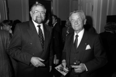Gustav L?bbe (re., Bastei L?bbe Verlag) w?hrend der Pr?sentation des Buches - Die Kanzler-stock-foto