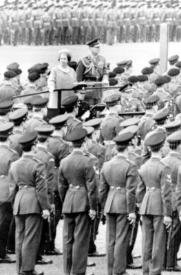 Bildnummer: 55886223  Datum: 01.01.1965  Copyright: imago/United ArchivesSennelager , W . Germany :Queen Elizabeth II and Prince Philip , standing in a land rover , review British Tanks in the Sennelager are today , during their State Visit to Germany . About 8 , 000 officers and men were reviewed by the Queen and watched by a crowd of 7 , 000 . More than 300 armored vehicles and trucks were in the roll - past . 26 May , 1965 Mono Book Illustration !AUFNAHMEDATUM GESCH?TZT! kbdig 1965 hoch 1940 , 40s , Forties 19th Century , Nineteenth Century Soldiers Tanks Uniform  Adel GBR 55886223 Date 01 01 1965 Copyright Imago United Archives Sennelager w Germany Queen Elizabeth II and Prince Philip thing in a Country Rover REVIEW British Tanks in The Sennelager are Today during their State Visit to Germany About 8 000 Officers and Men Were reviewed by The Queen and watched by a Crowd of 7 000 More than 300 Armored VEHICLES and Trucks Were in The Roll Past 26 May 1965 Mono Book Illustration date estimated Kbdig 1965 vertical 1940 40s Forties 19th Century nineteenth Century Soldiers Tanks Uniform Adel GBR-stock-foto