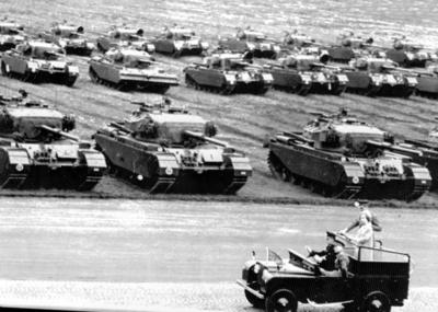Bildnummer: 55886224  Datum: 01.01.1965  Copyright: imago/United ArchivesSennelager , W . Germany :Queen Elizabeth II and Prince Philip , standing in a land rover , review British Tanks in the Sennelager are today , during their State Visit to Germany . About 8 , 000 officers and men were reviewed by the Queen and watched by a crowd of 7 , 000 . More than 300 armored vehicles and trucks were in the roll - past . 26 May , 1965 Mono Book Illustration !AUFNAHMEDATUM GESCH?TZT! kbdig 1965 quer 1940 , 40s , Forties 19th Century , Nineteenth Century Soldiers Tanks Uniform  Adel GBR 55886224 Date 01 01 1965 Copyright Imago United Archives Sennelager w Germany Queen Elizabeth II and Prince Philip thing in a Country Rover REVIEW British Tanks in The Sennelager are Today during their State Visit to Germany About 8 000 Officers and Men Were reviewed by The Queen and watched by a Crowd of 7 000 More than 300 Armored VEHICLES and Trucks Were in The Roll Past 26 May 1965 Mono Book Illustration date estimated Kbdig 1965 horizontal 1940 40s Forties 19th Century nineteenth Century Soldiers Tanks Uniform Adel GBR-stock-foto