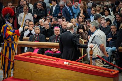 The coffin with the body of Pope Francis displayed inside St. Peter's Basilica-stock-foto