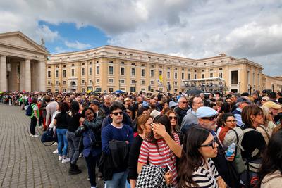The crowd of faithful in St. Peter's Square, for the last respects to the body of Pope Francis.-stock-foto