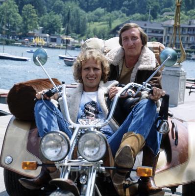 ZWEI NASEN TANKEN SUPER ZWEI NASEN TANKEN SUPER, Deutschland, 1984. Thomas Gottschalk und Mike Kr?ger auf dem Motorrad.-stock-foto