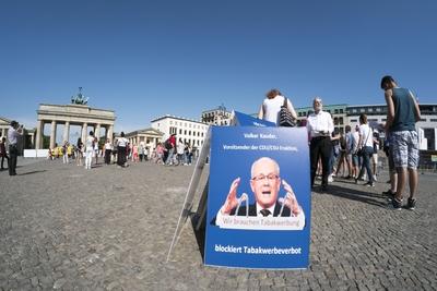 Protestaktion f?r die Durchsetzung eines Tabakwerbeverbotes in Berlin snapshot photography R Price-stock-foto