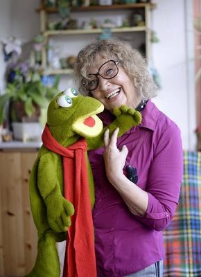 18 . 09 . 2019 , Berlin / Johannisthal : Schauspielerin Urte Blankenstein ( 75 ) mit Frosch Quaki . Frau Puppendoktor Pi-stock-foto