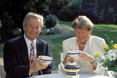 Verleger Gustav L?bbe mit Frau Ursula beim Teetrinken im Garten in Bergisch-Gladbach-stock-foto