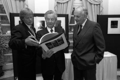 Fotograf Konrad Rufus M?ller (li.), Publizist Dr. Alfred Grosser und Verleger Gustav L?bbe (re., Bastei L?bbe Verlag) a-stock-foto