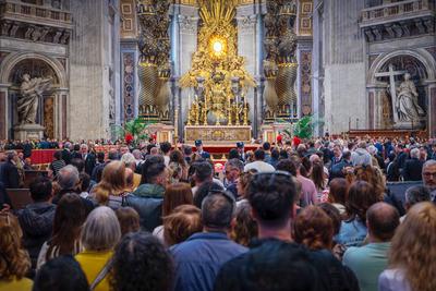 The faithful pay their last respects to the body of Pope Francis displayed in St. Peter's Basilica.-stock-foto