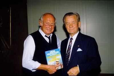 Dieter Kronzucker mit Gustav L?bbe (re.) 10/89 h?r Mann Fernsehen Journalismus Moderation leger Halbglatze wei?haarig B-stock-foto