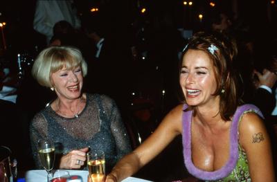 UFA Filmball 1998 Schauspielerin Anita Kupsch (links) mit Christina Tini Plate beim UFA Filmball in Neuss, Deutschland 1-stock-foto