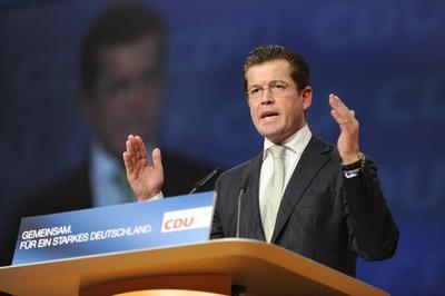 Bundesverteidigungsminister Karl Theodor zu GUTTENBERG (CSU) bei seiner Rede zur Aussetzung der Wehrpflicht.,Brustbild,-stock-foto