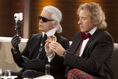 Moderator Thomas GOTTSCHALK (r.) und Modedesigner Karl LAGERFELD (GER); beide begutachten Lagerfeld-Devotionalien; Kult-stock-foto