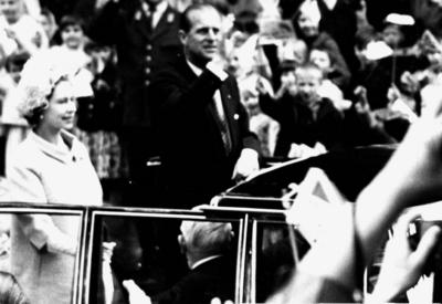 Koenigin Elizabeth II und Prinz Philip auf Staatsbesuch in Berlin 27 05 1965 Strassenszene im off-stock-foto