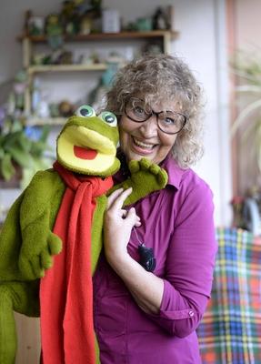 18 . 09 . 2019 , Berlin / Johannisthal : Schauspielerin Urte Blankenstein ( 75 ) mit Frosch Quaki . Frau Puppendoktor Pi-stock-foto