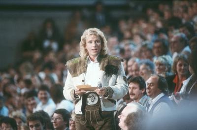 Thomas Gottschalk 11 88 h?r Mann Fernsehen Show Moderation blond Locken quer halb stehend Publikum l-stock-foto