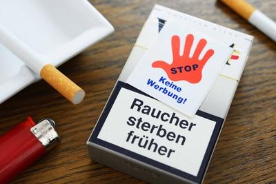 Zigarettenschachtel mit Keine Werbung Aufkleber Werbeverbot f?r Zigaretten-stock-photo