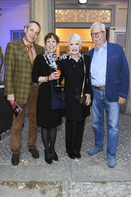 Anita Kupsch, husband Klaus Krahn, stepson Christoph Schobesberger, daughter Daniela Lohmeyer at the premiere of Adel Verpflichtet Kind Hearts and Coronets at the Schlosspark Theater in Berlin, Germany, 07 September 2019. Berlin Deutschland/Germany *** Anita Kupsch, Husband Klaus Krahn, stepson Christoph Schobesberger, Daughter Daniela Lohmeyer AT The Premiere of Adel committed Child Hearts and CORONETS AT The Castle Park Theatre in Berlin, Germany, 07 September 2019 Berlin Germany Germany-stock-photo