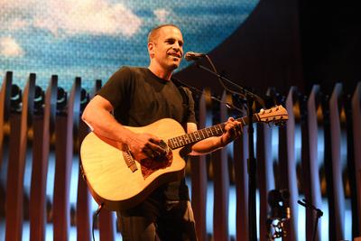 WEST PALM BEACH, FL - AUGUST 18: Jack Johnson performs during the Meet The Moonlight 2022 Tour at The iTHINK Financial A-stock-foto