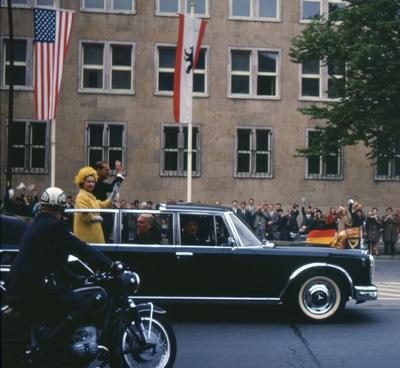 Berlin GER ca 1965 Die Queen in Berlin K?nigin Elisabeth II und Prinz Philip zusammen mit Ludwi-stock-photo