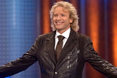 Fernsehmoderator Thomas Gottschalk (GER) begr??t seine Zuschauer zu der ZDF-Show - Wetten, dass...? - in Frankfurt am M-stock-foto