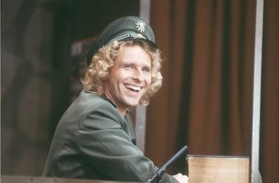 Thomas Gottschalk TV Moderator 08 87 ru Mann TV Fernsehen Show Moderation quer halb sitzend blond-stock-foto