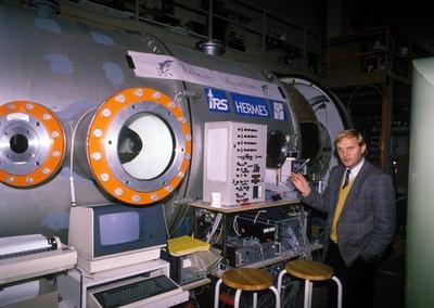 Bildnummer: 53199290  Datum: 16.05.1986  Copyright: imago/Pressefoto Kraufmann&KraufmannPhysiker und Astronaut Ernst Messerschmid mit weltraumtechnischem Ger?t in Stuttgart, Objekte , Personen; 1986, Stuttgart, Wissenschaft, Raumfahrt; , quer, Mfdia, Einzelbild, Randbild, People; Aufnahmedatum gesch?tztBildnummer 53199290 Date 16 05 1986 Copyright Imago Press photo Kraufmann&Kraufmann Physicist and Astronaut Ernst Messerschmid with weltraumtechnischem Device in Stuttgart Objects People 1986 Stuttgart Science Space horizontal Mfdia Single Edge image Celebrities date estimated-stock-foto
