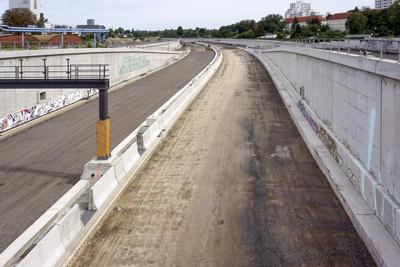 Autobahn A100 Berlin, 21.08.2022 - Stillstand auf der Baustelle der Autobahn A100. Beim Bau der A100 gibt es Uneinigkeit-stock-foto