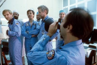 Bildnummer: 54288535  Datum: 15.05.1985  Copyright: imago/Dieter BauerV.l.n.r.: Astronauten Ernst Messerschmid, Ulf Merbold und Reinhard Furrer w?hrend der Vorbereitung auf die Spacelab-Mission D1 (STS-61-A) in der Deutschen Forschungs- und Versuchsanstalt f?r Luft- und Raumfahrt in Oberpfaffenhofen, Personen; 1985, Oberpfaffenhofen, BRD, BR Deutschland, Fotostory, Training, Astronautentraining, Deutsche, Deutsches Zentrum, DLR, DFVLR, D 1, STS61A, STS61, 61A; , quer, Kbdia, Gruppenbild, Aktion, Ausbildung, Bildung, People; Aufnahmedatum gesch?tztBildnummer 54288535 Date 15 05 1985 Copyright Imago Dieter Bauer V l n r Astronauts Ernst Messerschmid Ulf Merbold and Reinhard Furrer during the Preparations on the Spacelab Mission D1 STS 61 a in the German Research and Laboratory for Air and Space in Oberpfaffenhofen People 1985 Oberpfaffenhofen GERMANY BR Germany Photo Story Training Astronaut training German German Center DLR DFVLR D 1 STS61A STS61 61A horizontal Kbdia Group photo Action shot Training Education Celebrities date estimated-stock-foto