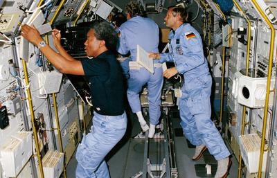 61A-01-030 (30 Oct.-6 Nov. 1985) --- Mission specialist Guion S. Bluford prepares to perform a physics experiment onboar-stock-foto