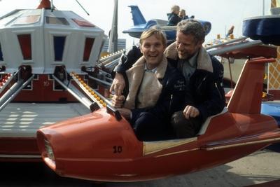 Astronauten Reinhard Furrer (re.) und Ernst Messerschmid (li.) fahren in einem kleinen Raumschiff Karussell auf einem R-stock-foto