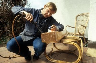 Bildnummer: 54418782  Datum: 12.04.1985  Copyright: imago/Dieter BauerAstronaut Ernst Messerschmid als Heimwerker mit L?tkolben in seinem Wohnhaus, Personen; 1985, Deutschland, BRD, Raumfahrt, Shooting, Homestory; , quer, Kbdia, Einzelbild, Privatbild, PeopleBildnummer 54418782 Date 12 04 1985 Copyright Imago Dieter Bauer Astronaut Ernst Messerschmid as Handyman with Soldering iron in his House People 1985 Germany GERMANY Space Shooting Home story horizontal Kbdia Single Private Celebrities-stock-foto