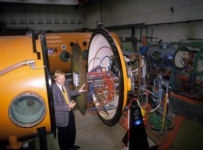 Bildnummer: 53199289  Datum: 16.05.1986  Copyright: imago/Pressefoto Kraufmann&KraufmannPhysiker und Astronaut Ernst Messerschmid mit weltraumtechnischem Ger?t in Stuttgart, Objekte , Personen; 1986, Stuttgart, Wissenschaft, Raumfahrt; , quer, Mfdia, Totale, Randbild, People; Aufnahmedatum gesch?tztBildnummer 53199289 Date 16 05 1986 Copyright Imago Press photo Kraufmann&Kraufmann Physicist and Astronaut Ernst Messerschmid with weltraumtechnischem Device in Stuttgart Objects People 1986 Stuttgart Science Space horizontal Mfdia long shot Edge image Celebrities date estimated-stock-foto