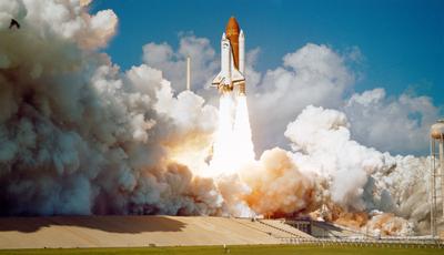 61A-S-018 (30 Oct 1985) --- A record-sized crew of eight persons is lifted toward Earth-orbit as the space shuttle Chall-stock-foto