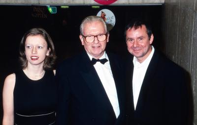 UFA Filmball 1998 Journalist Ernst Dieter Lueg mit Tochter Konstanze und Joachim Krol beim UFA Filmball in Neuss, Deutsc-stock-foto