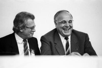 Bundeskanzler Helmut Kohl (re., Deutschland/CDU) neben Journalist Ernst-Dieter Lueg w?hrend des CDU-Bundesparteitages i-stock-foto