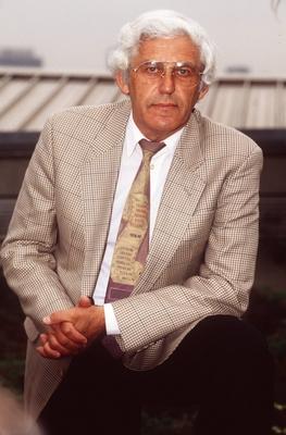 Bildnummer: 56778915  Datum: 01.10.1993  Copyright: imago/teutopressDr. phil. Gerhard Helbig 10/93 pp Mann Fernsehen Journalismus Autor grauhaarig seri?s Brille hoch halb stehend Sakko Krawatte neutral People Shooting xdp x0x 1993 hoch  56778915 Date 01 10 1993 Copyright Imago teutopress Dr Phil Gerhard Helbig 10 93 PP Man Television Journalism Author grauhaarig seriously Glasses vertical half standing Jacket Tie neutral Celebrities Shooting XDP x0x 1993 vertical-stock-foto