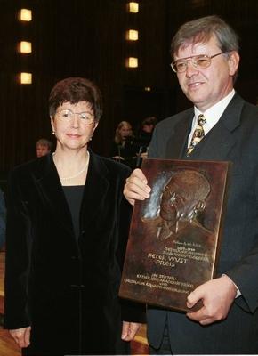 Rita Waschb?sch, die Pr?sidentin des Zentralkomitees der Deutschen Katholiken, erh?lt in Saarbr?cken den Peter-Wust-Pre-stock-foto
