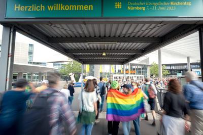 Jugendliche mit einer Regenbogenflagge auf dem Evangelischen Kirchentag in Nuernberg. (Foto vom 08.06.2023). Vom 7. bis-stock-photo