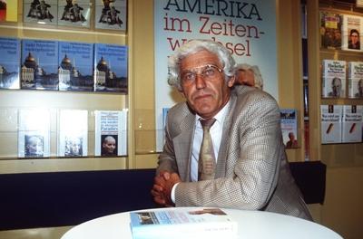 Bildnummer: 56778920  Datum: 01.10.1993  Copyright: imago/teutopressDr. phil. Gerhard Helbig 10/93 pp Mann Fernsehen Journalismus Autor grauhaarig seri?s quer halb sitzend Schreibtisch neutral Brille People Shooting xdp x0x 1993 quer  56778920 Date 01 10 1993 Copyright Imago teutopress Dr Phil Gerhard Helbig 10 93 PP Man Television Journalism Author grauhaarig seriously horizontal half seated Desk neutral Glasses Celebrities Shooting XDP x0x 1993 horizontal-stock-foto