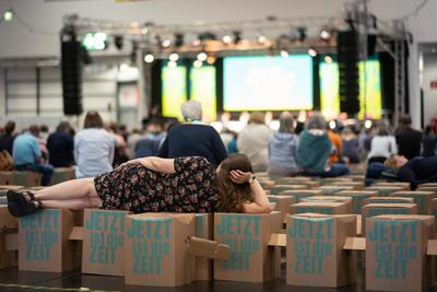 Kirchentagsbesucher im Messezentrum waehrend des 38. Deutschen Evangelischen Kirchentags am 09.06.2023 in Nuernberg. Vom-stock-foto