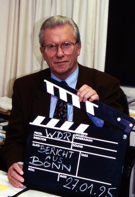 Ernst Dieter Lueg Ernst Dieter Lueg, deutscher Journalist, bereitet sich auf seine Sendung Bericht aus Bonn im WDR Studi-stock-foto